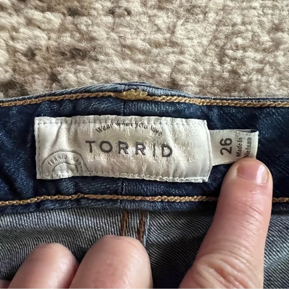 Torrid Bombshell Skinny Distressed Denim Jeans Womens size 26 Medium Wash